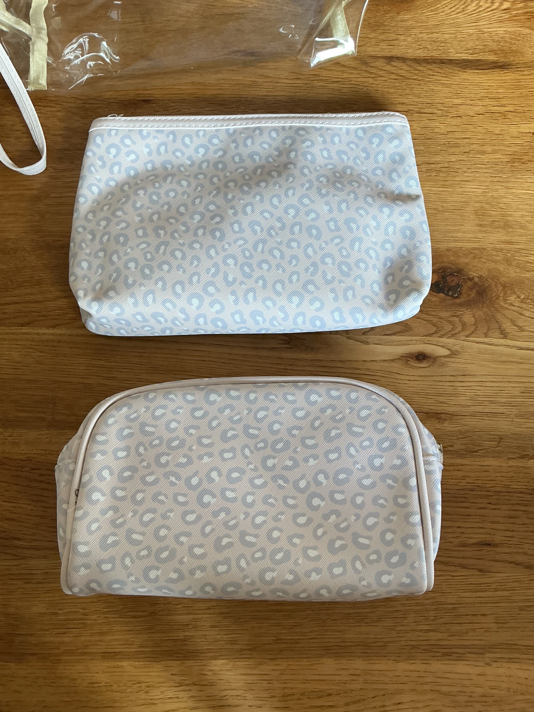 Two toiletries kits – photo 3